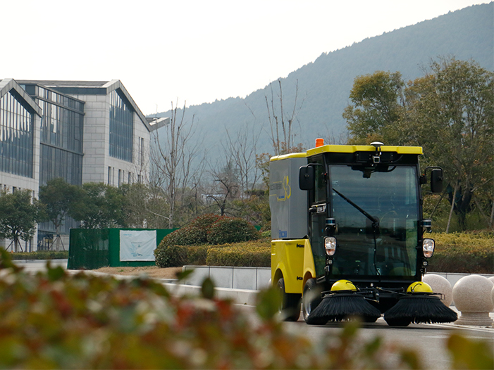 优发娱乐·(国际)官方网站无人驾驶扫路机在徐州珠山艺术街区作业